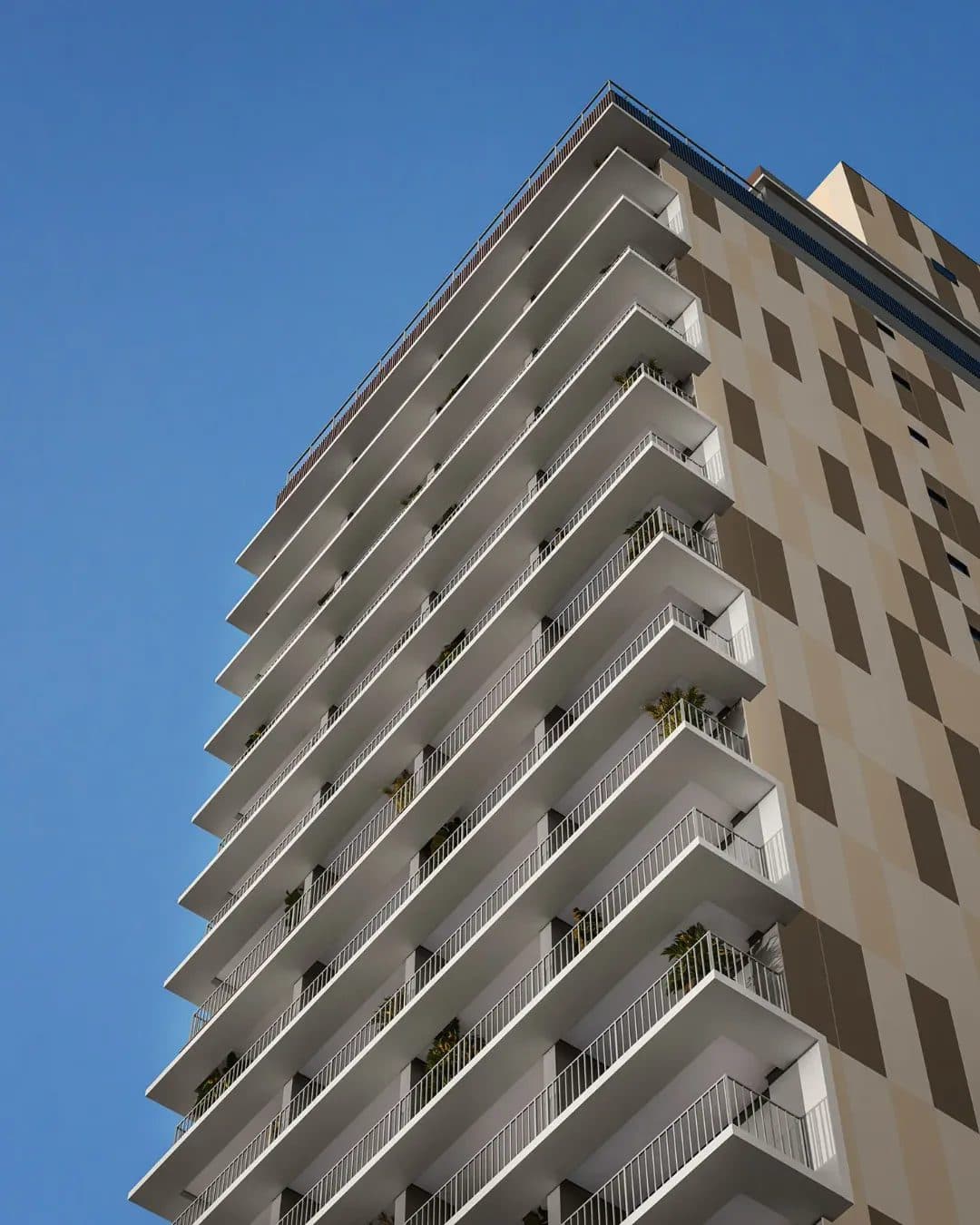 Vista externa detalhada da fachada do edifício com sacadas alinhadas e céu azul ao fundo