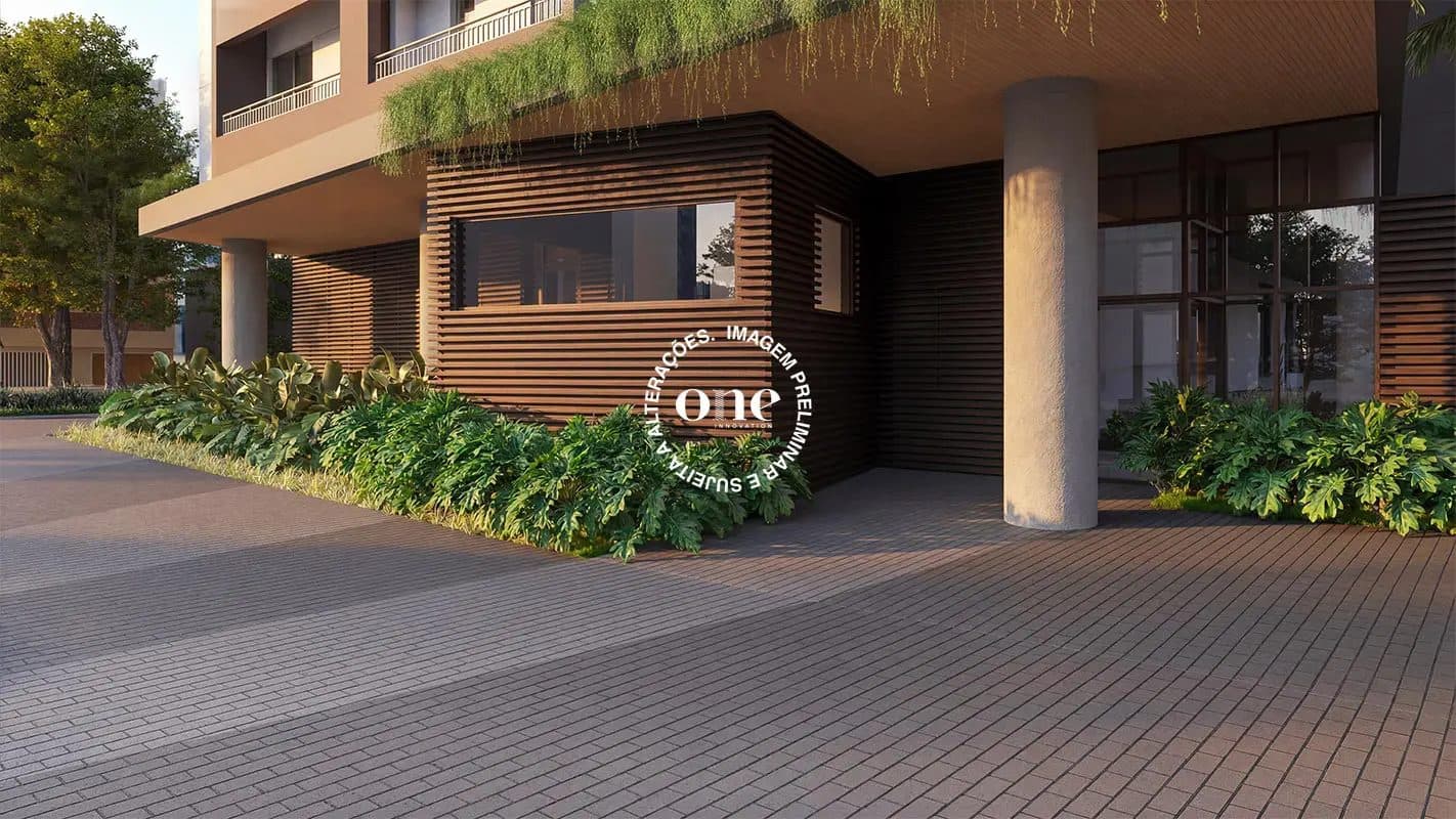 Detalhe da entrada do edifício com revestimento amadeirado, colunas e jardim