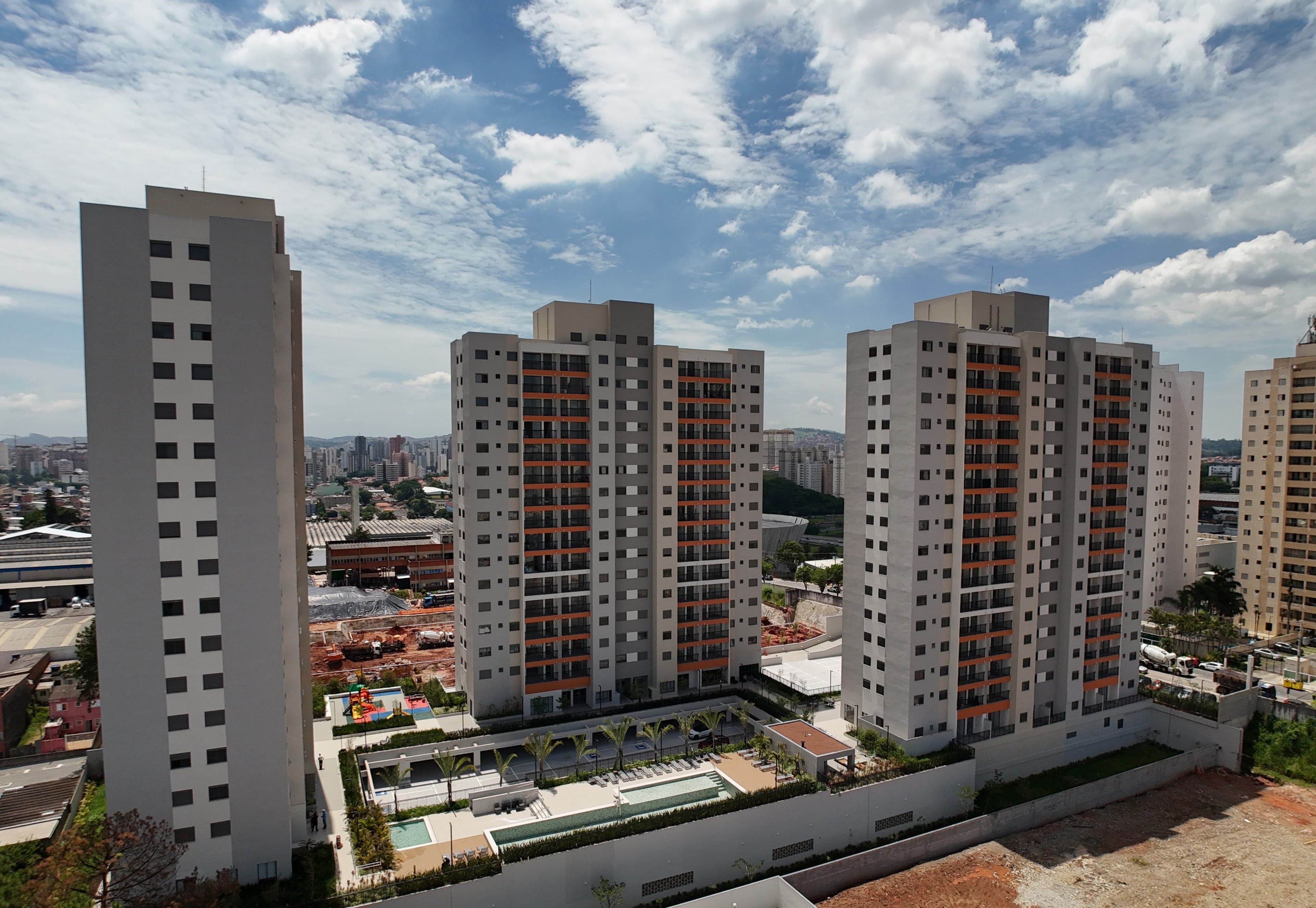 Vista aérea do condomínio de apartamentos residenciais com área de lazer e piscina